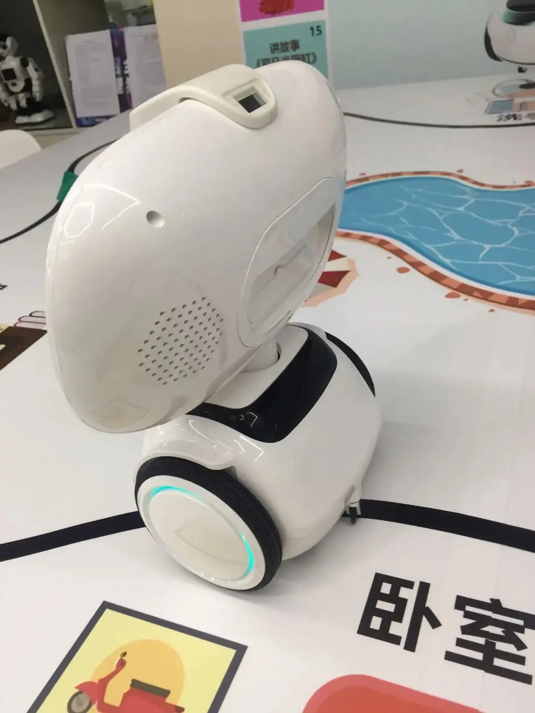 Intelligent robot family companion education learning children early education voice dialogue high-tech toys robot